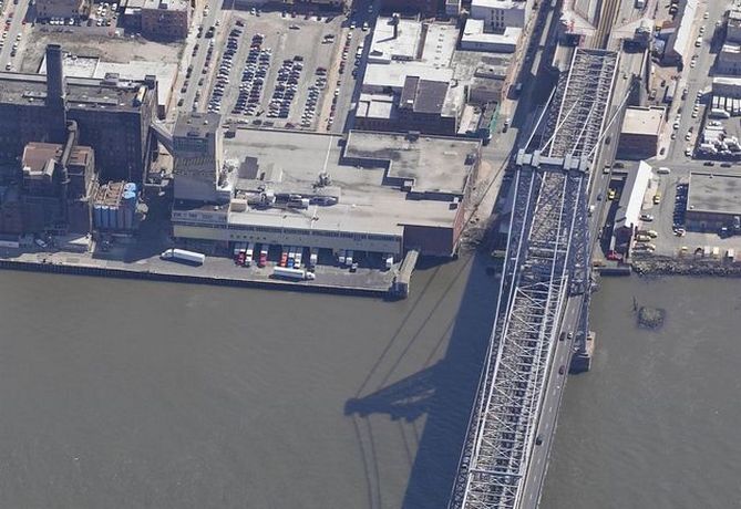 williamsburg bridge: williamsburg bridge and domino sugar factory